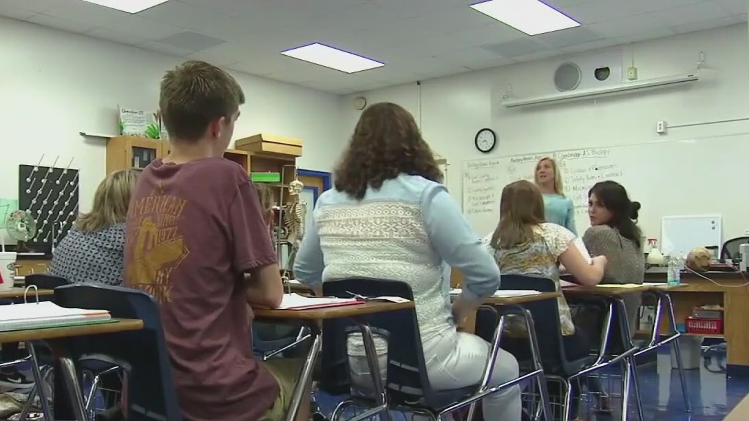 Pay raises approved for Pinellas County teachers